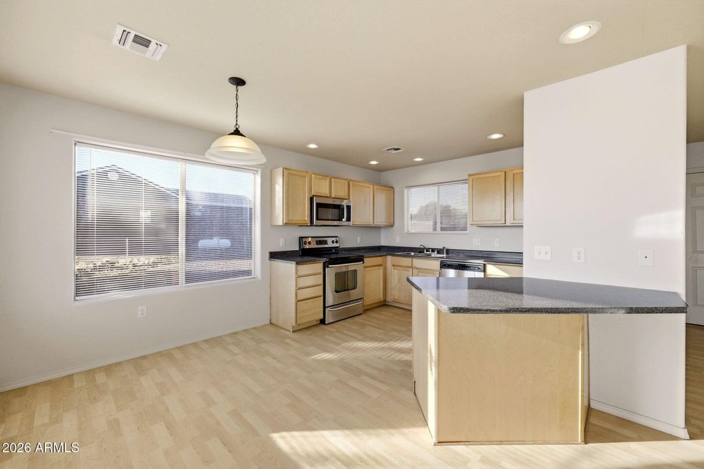 Image 8 of property listing at 1975 N VILLAGE Drive, Show Low, AZ 85901