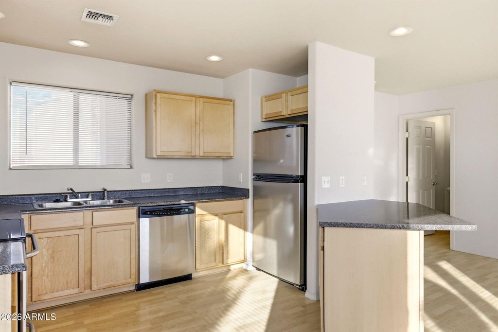 Image 9 of property listing at 1975 N VILLAGE Drive, Show Low, AZ 85901