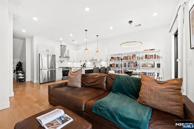 34 Manhattan Avenue 2, Jersey City, NJ 07307