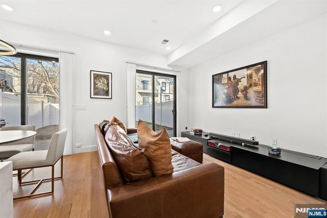 34 Manhattan Avenue 2, Jersey City, NJ 07307