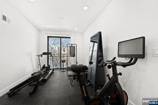 34 Manhattan Avenue 2, Jersey City, NJ 07307