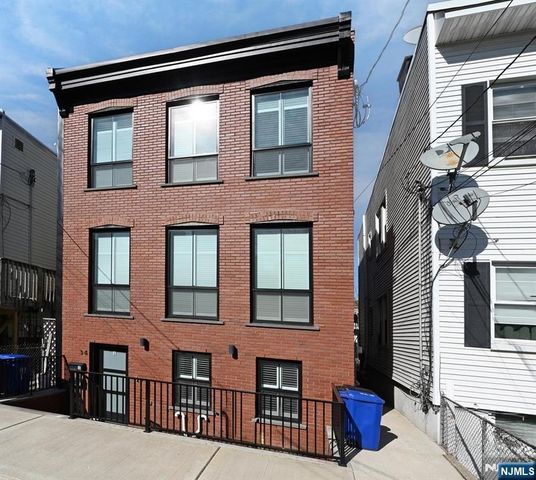 34 Manhattan Avenue 2, Jersey City, NJ 07307