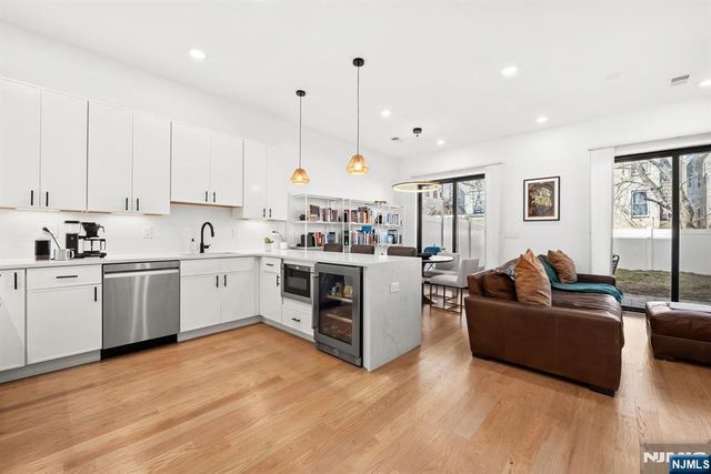 34 Manhattan Avenue 2, Jersey City, NJ 07307