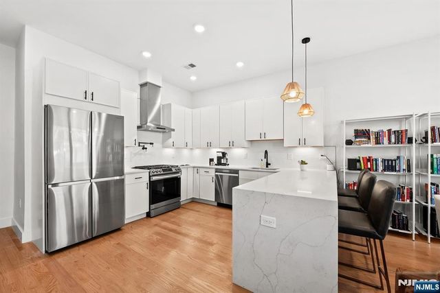 34 Manhattan Avenue 2, Jersey City, NJ 07307
