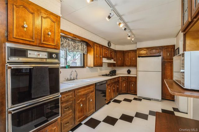 4 May Court, West Hempstead, NY 11552