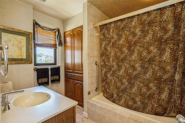 4 May Court, West Hempstead, NY 11552