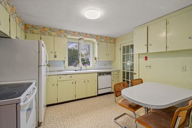 25 Spruce St, Milton, MA 02186