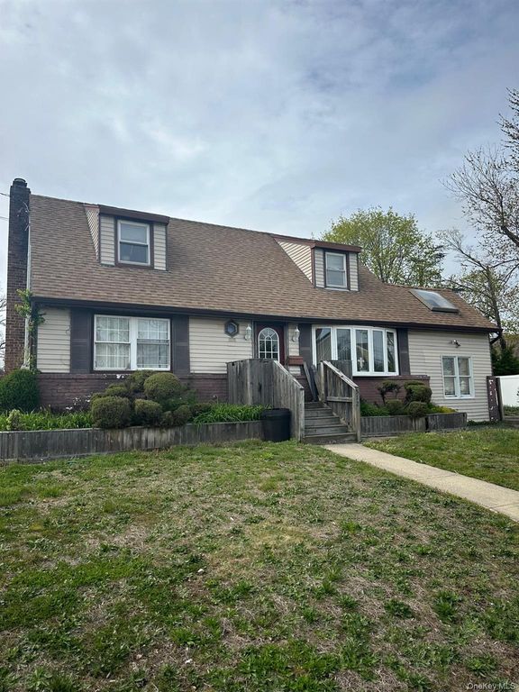 512 Leader Avenue, Babylon, NY 11703