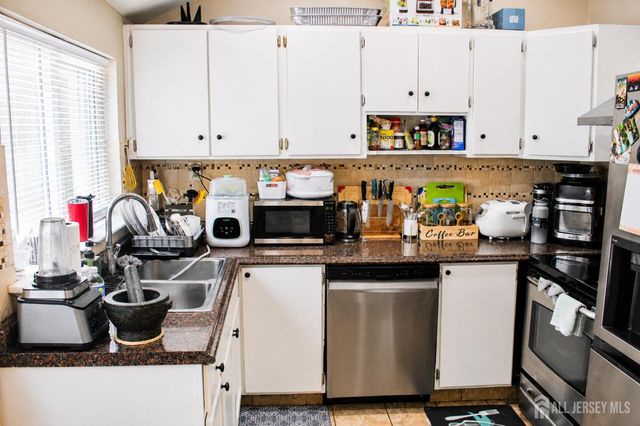 39 Florence Drive Drive, Parlin, NJ 08859