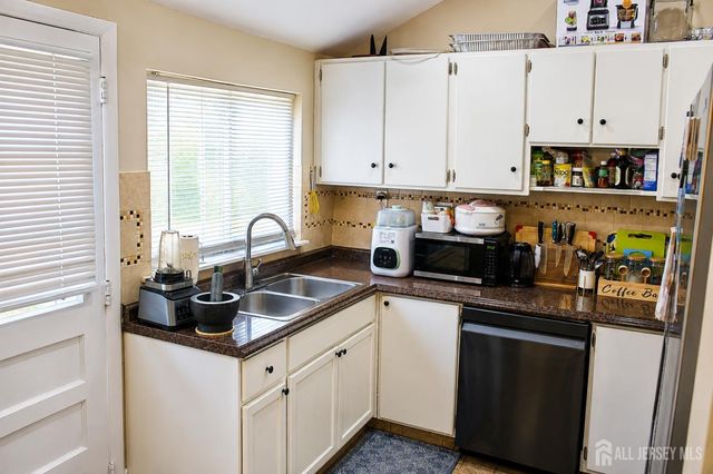 39 Florence Drive Drive, Parlin, NJ 08859