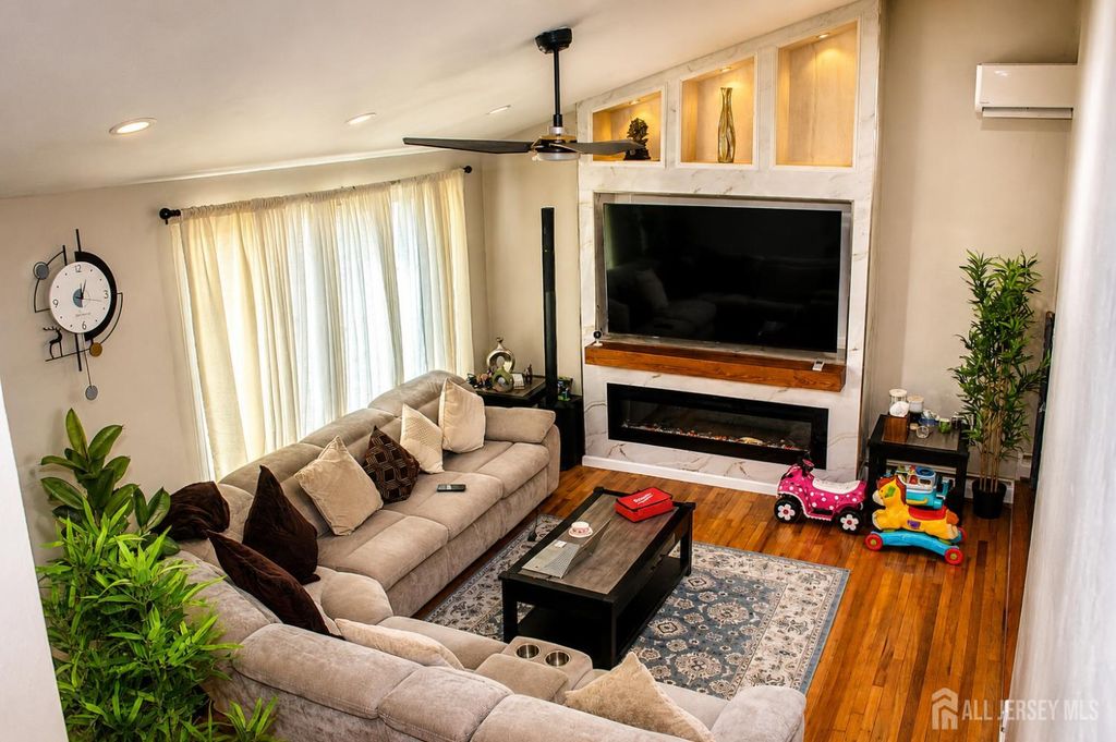 39 Florence Drive Drive, Parlin, NJ 08859