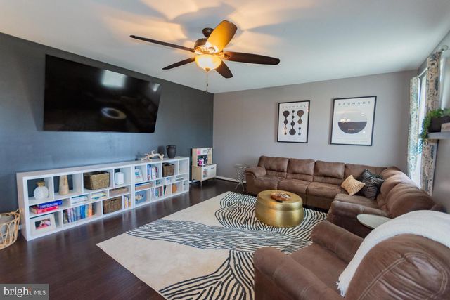 104 DAINTREE DR, Martinsburg, WV 25403