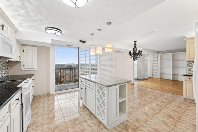 2 S ATRIUM Way 603, Elmhurst, IL 60126