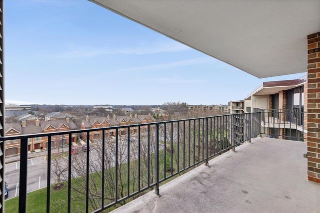 2 S ATRIUM Way 603, Elmhurst, IL 60126