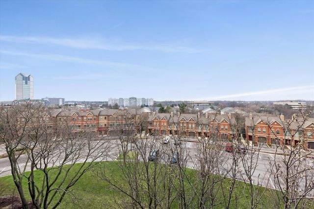 2 S ATRIUM Way 603, Elmhurst, IL 60126