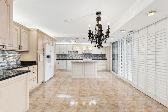 2 S ATRIUM Way 603, Elmhurst, IL 60126