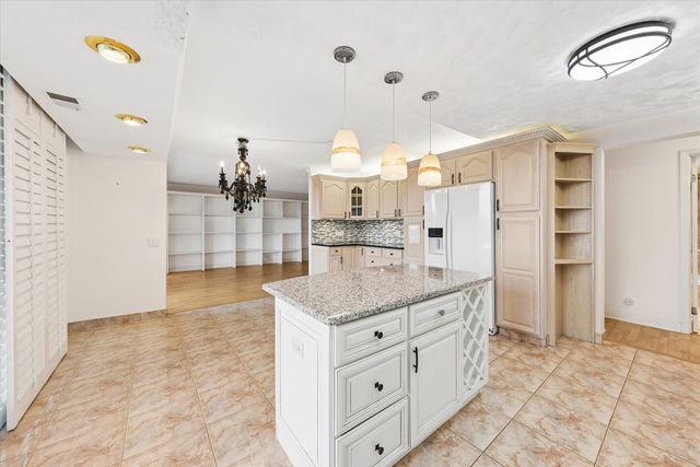 2 S ATRIUM Way 603, Elmhurst, IL 60126