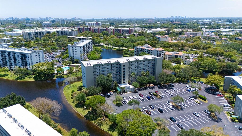 2232 N Cypress Bend Dr 507, Pompano Beach, FL 33069