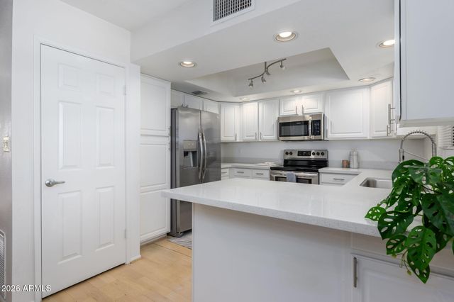 12222 N PARADISE VILLAGE Parkway S 423, Phoenix, AZ 85032