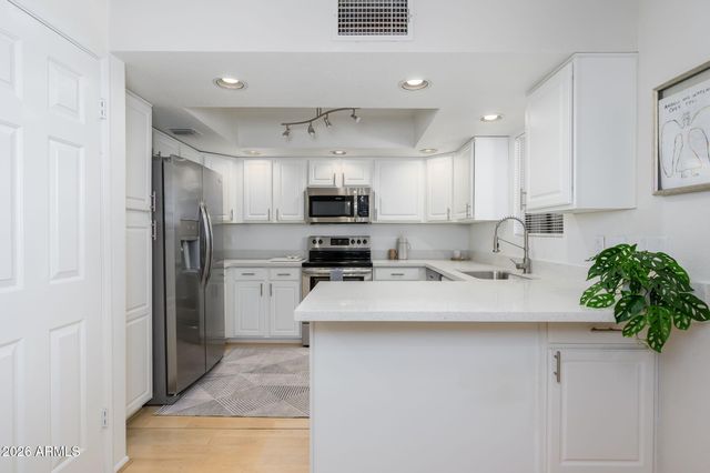 12222 N PARADISE VILLAGE Parkway S 423, Phoenix, AZ 85032
