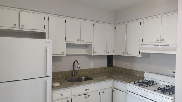 29 N Hillside Avenue 7, Hillside, IL 60162