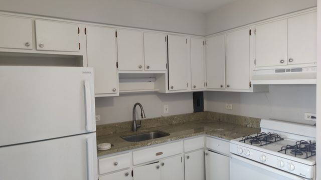 29 N Hillside Avenue 7, Hillside, IL 60162
