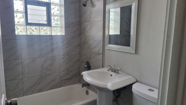 29 N Hillside Avenue 7, Hillside, IL 60162