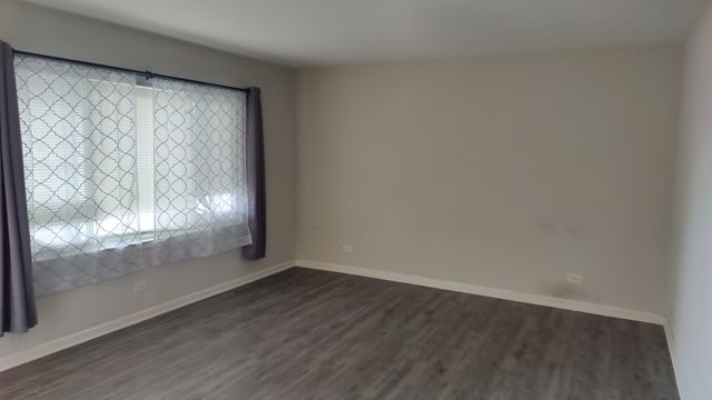 29 N Hillside Avenue 7, Hillside, IL 60162