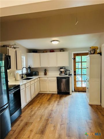 367 S Academy Avenue, New Braunfels, TX 78130