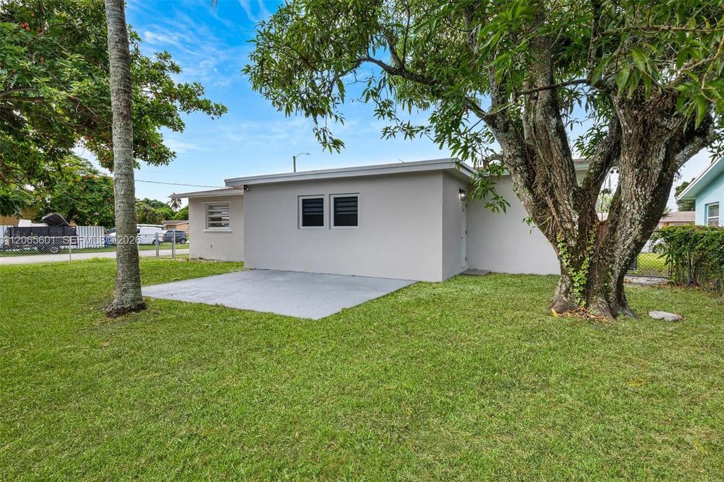 Image 22 of property listing at 5937 NW 16th Ct, Sunrise, FL 33313