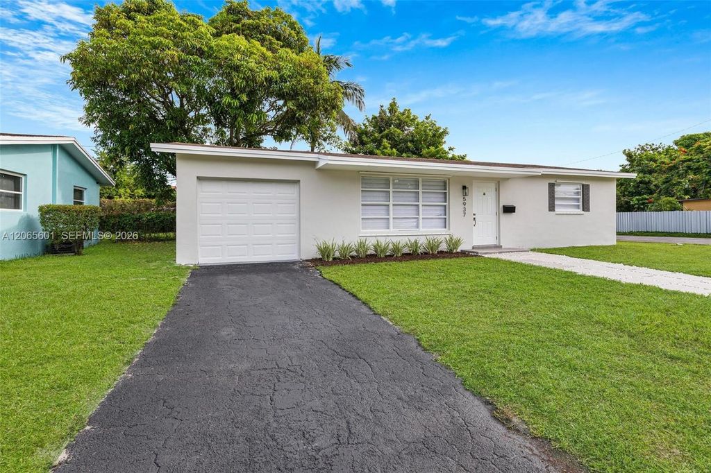 Image 3 of property listing at 5937 NW 16th Ct, Sunrise, FL 33313