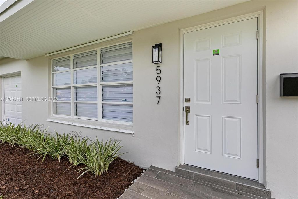 Image 4 of property listing at 5937 NW 16th Ct, Sunrise, FL 33313