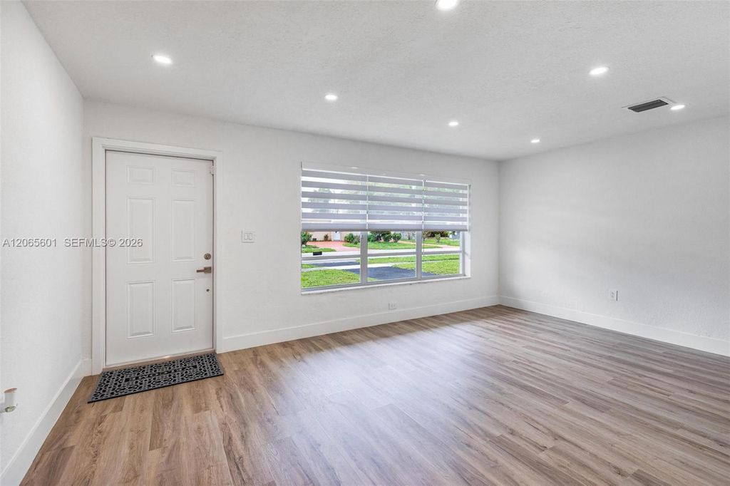 Image 5 of property listing at 5937 NW 16th Ct, Sunrise, FL 33313