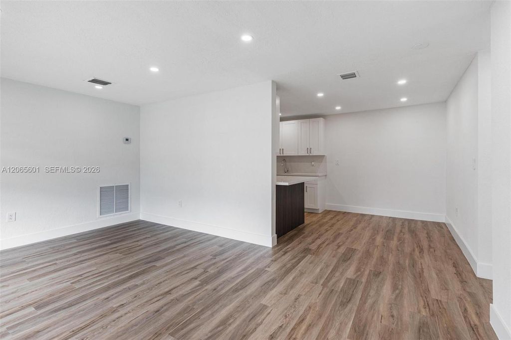 Image 7 of property listing at 5937 NW 16th Ct, Sunrise, FL 33313