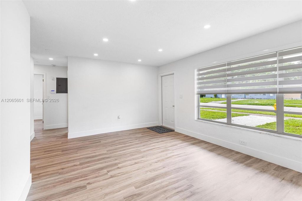 Image 8 of property listing at 5937 NW 16th Ct, Sunrise, FL 33313