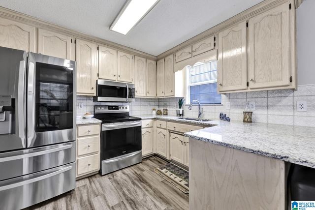 1087 KINGS FOREST DRIVE, Leeds, AL 35094