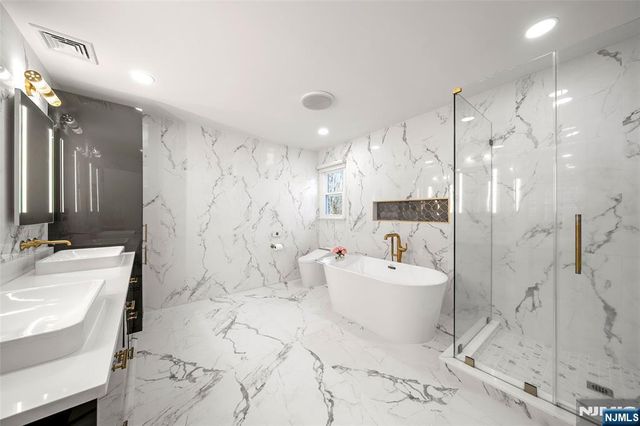 639 Pawnee Lane, Franklin Lakes, NJ 07417