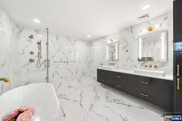 639 Pawnee Lane, Franklin Lakes, NJ 07417