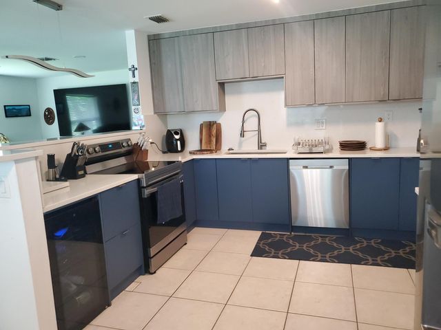 558 SE 27th Terrace 558, Boynton Beach, FL 33435