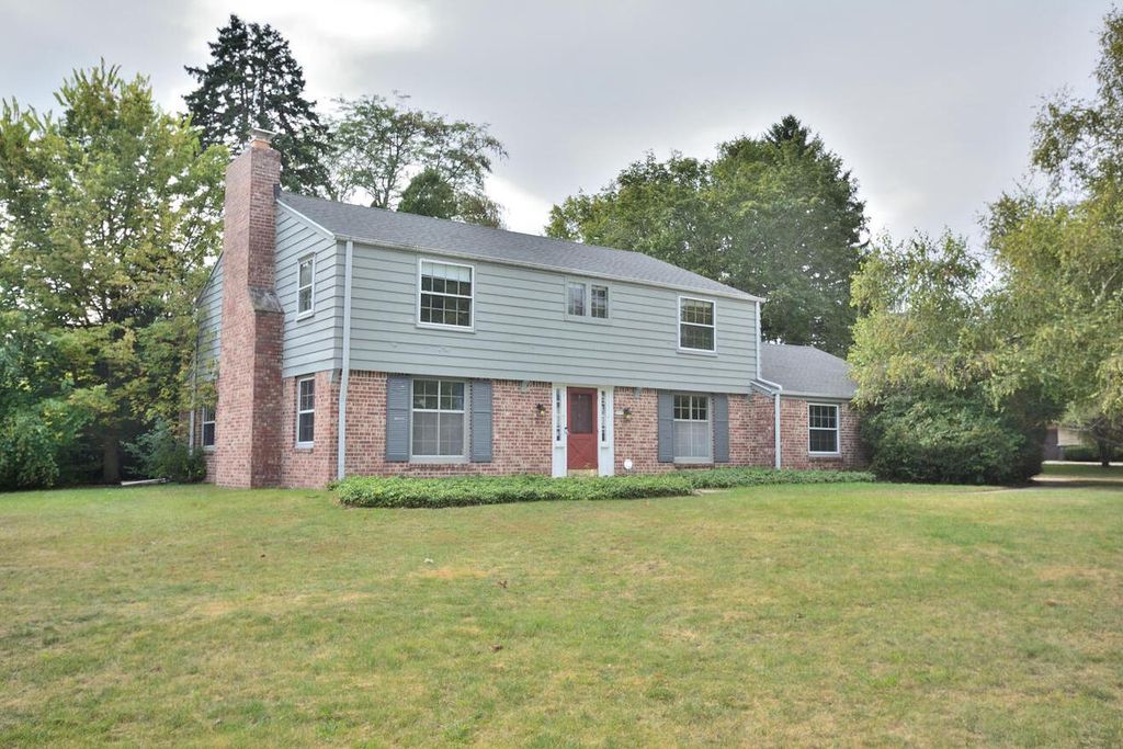 2213 W Club View DRIVE, Glendale, WI 53209