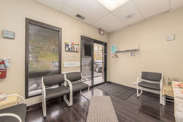 1645 S River Road 19, Des Plaines, IL 60018