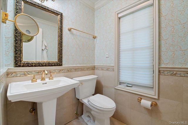 24 Beechwood Drive, Lawrence, NY 11559