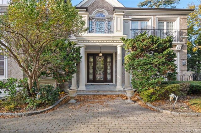 24 Beechwood Drive, Lawrence, NY 11559