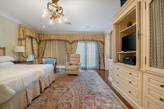 24 Beechwood Drive, Lawrence, NY 11559