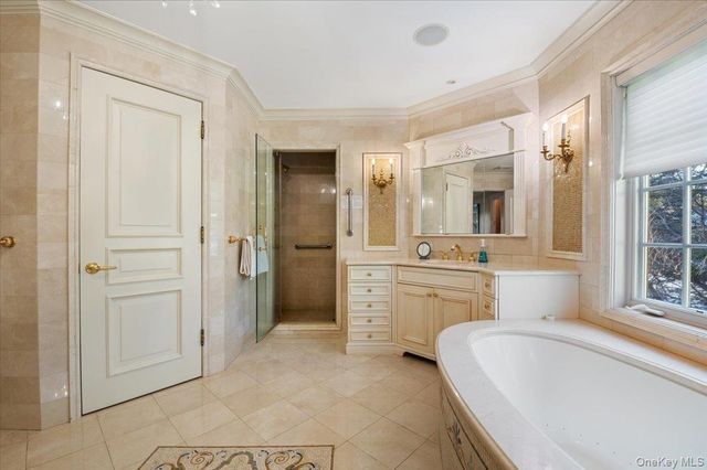 24 Beechwood Drive, Lawrence, NY 11559