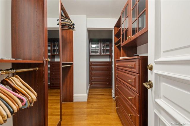 24 Beechwood Drive, Lawrence, NY 11559