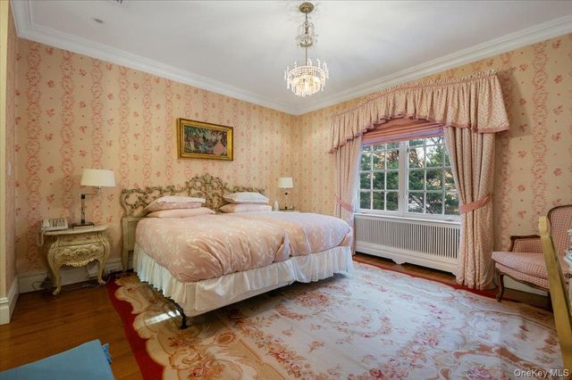 24 Beechwood Drive, Lawrence, NY 11559