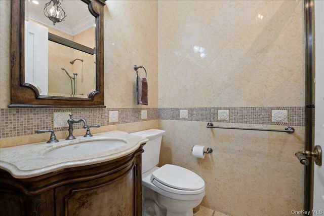 24 Beechwood Drive, Lawrence, NY 11559