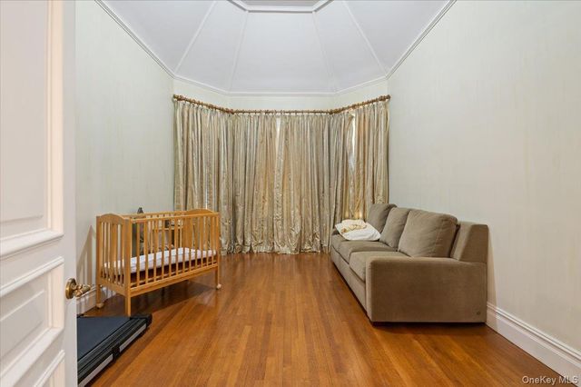 24 Beechwood Drive, Lawrence, NY 11559