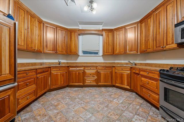 24 Beechwood Drive, Lawrence, NY 11559